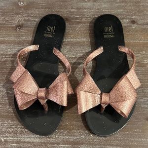 Mel Dreamed by Melissa Pink & black Bow Flip Flop Sandals Little Kid Size 3